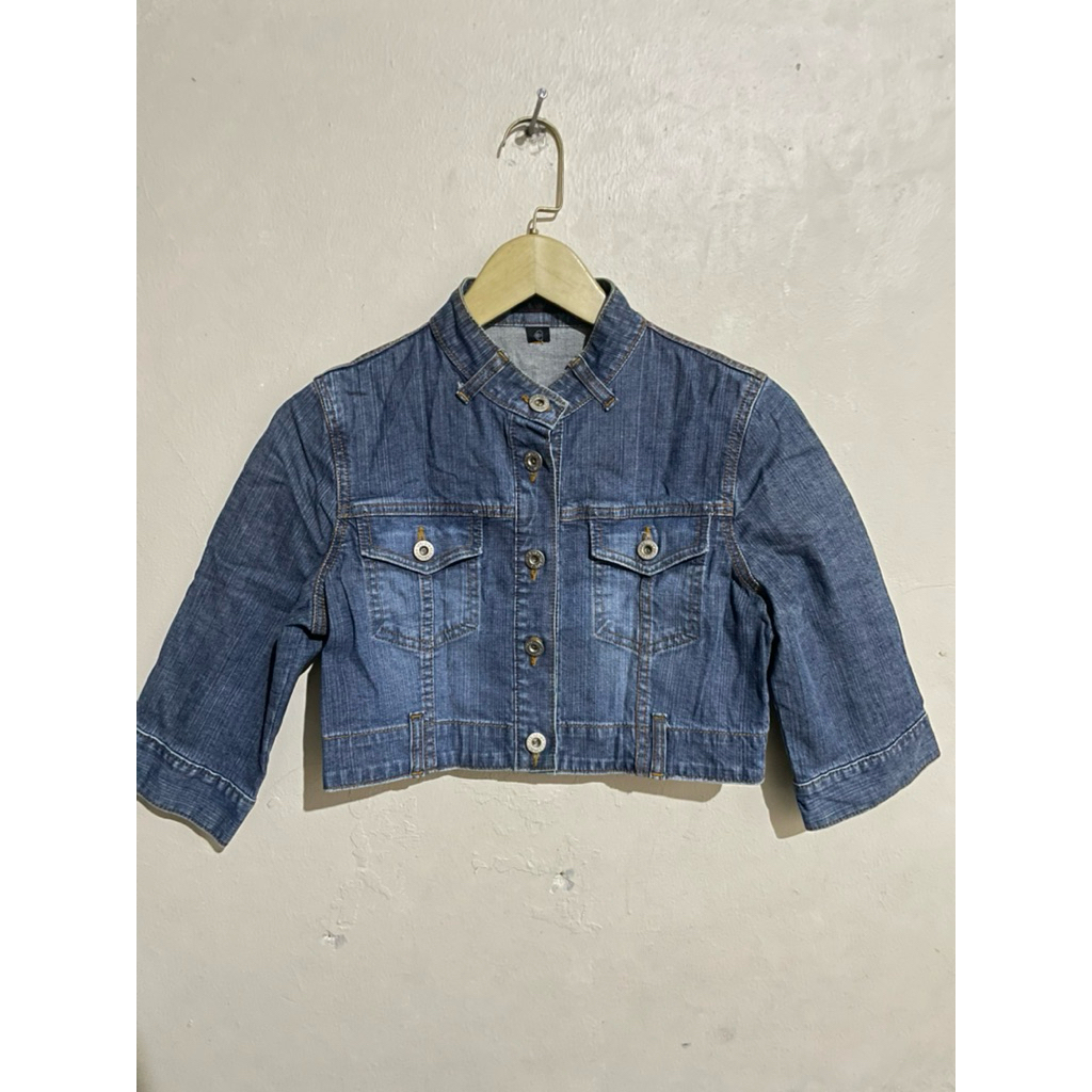Jaket Jeans Wanita Model Crop Biru Denim Kancing Depan