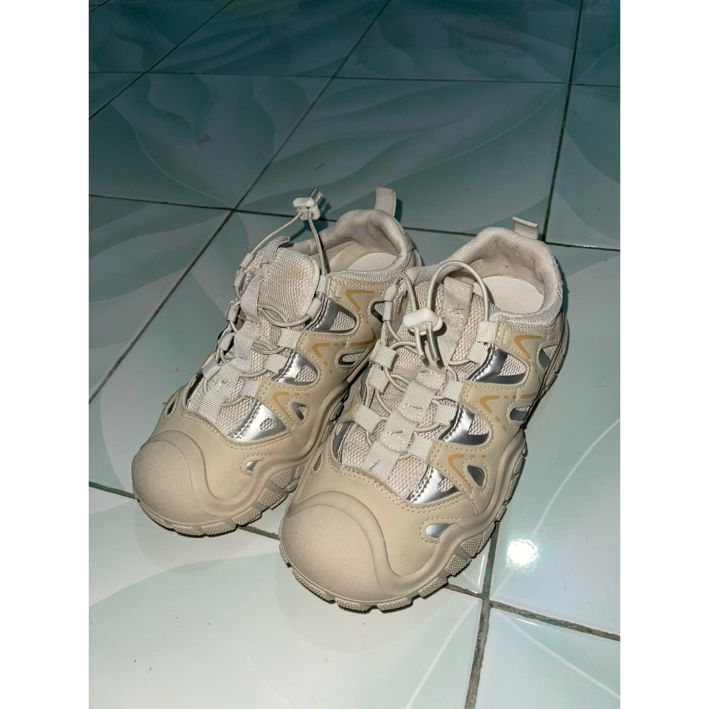 Sepatu mendaki gunung cream