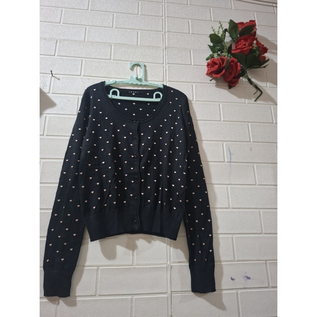 Cardigan Kancing  love  Ingni warna hitam pekat