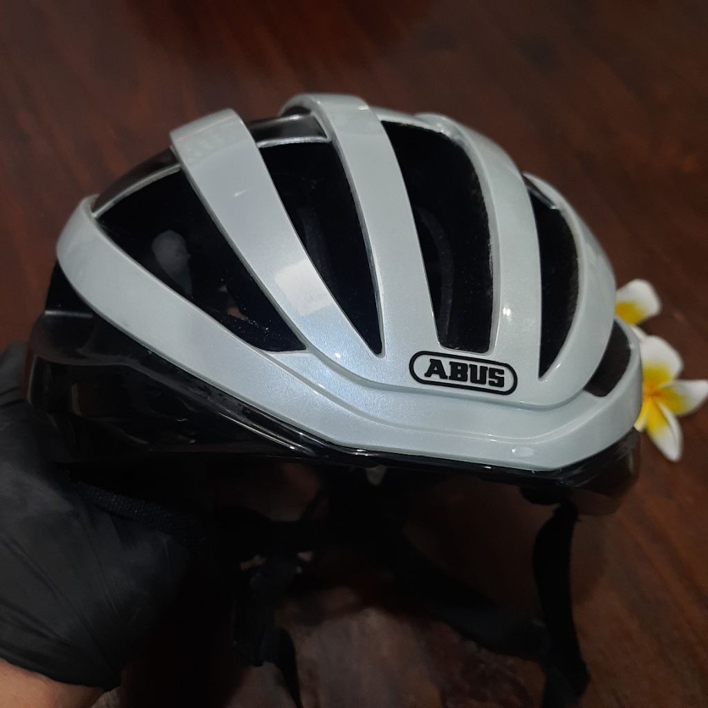 Abus Viantor Silver Helmet - Helm Sepeda Abus Viantor