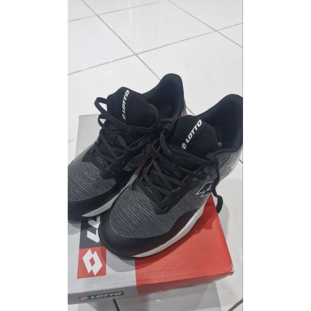 Sepatu Tenis Seken Lotto Cale