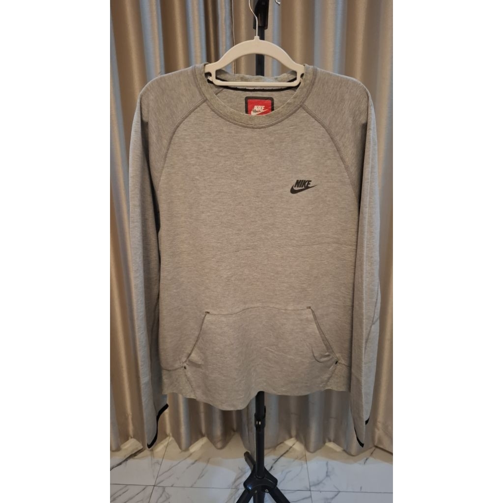Crewneck Nike Tech Warna Abu Size L (Ld 120 x Panjang 67)