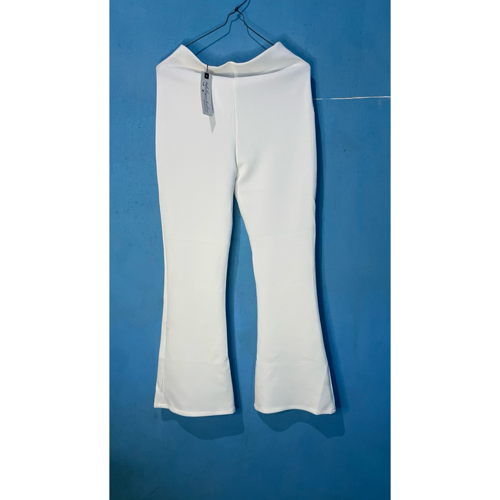 PRELOVED CELANA FLARE PANTS HIGHTWAIST CUTBRAY PUTIH POLOS || ( KONDISI MASIH BARU BELUM PERNAH DIPA