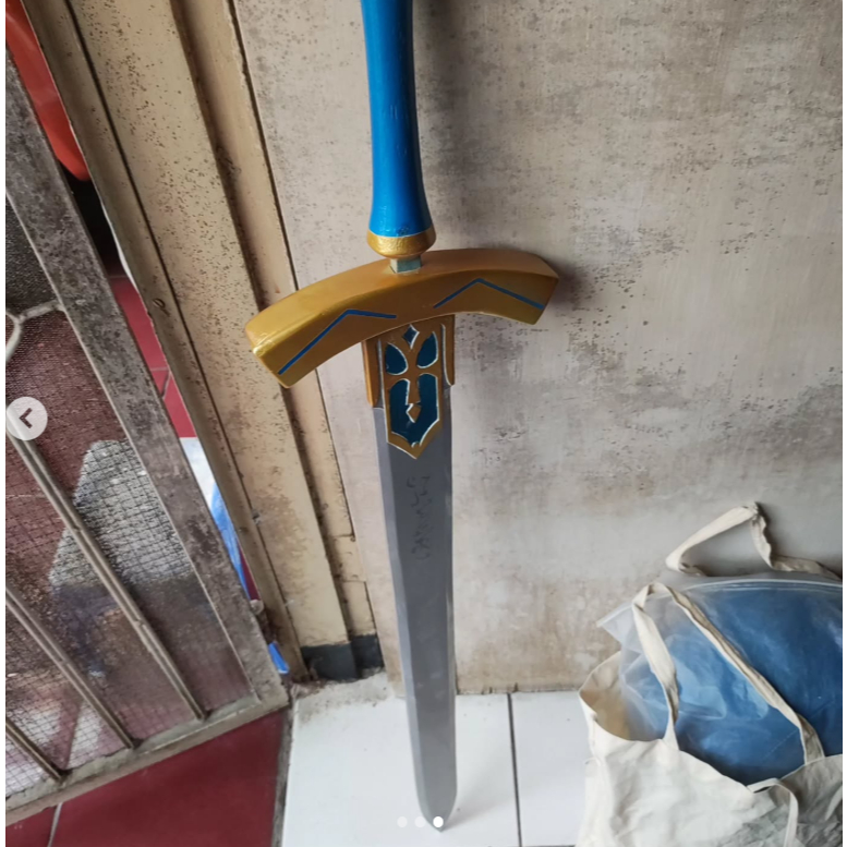 WEAPON SABER COSPLAY