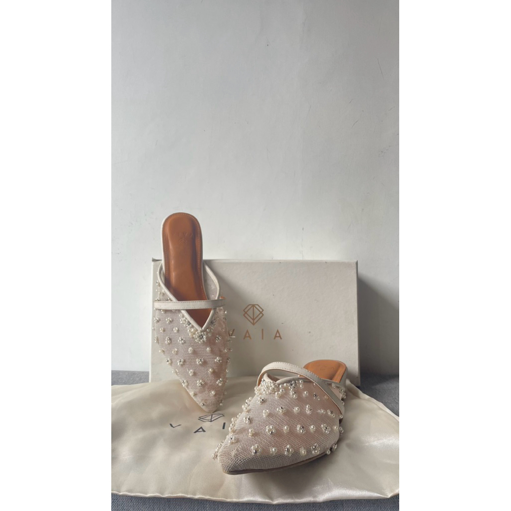 [PRELOVED] Vaia white shoes sz 40 25cm