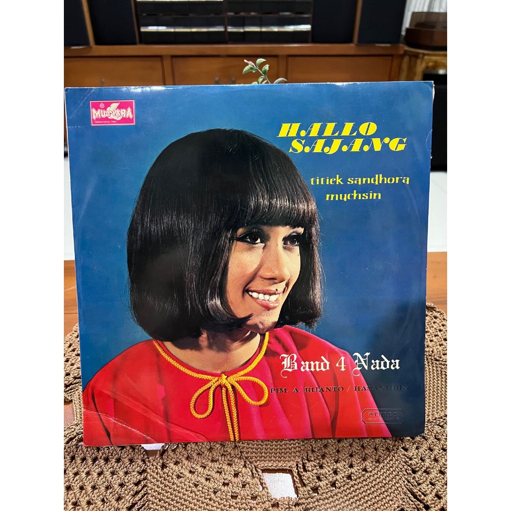 Vinyl Titiek Sandhora, Muchsin – Hallo Sajang / Piringan Hitam Titiek Sandhora, Muchsin – Hallo Saja
