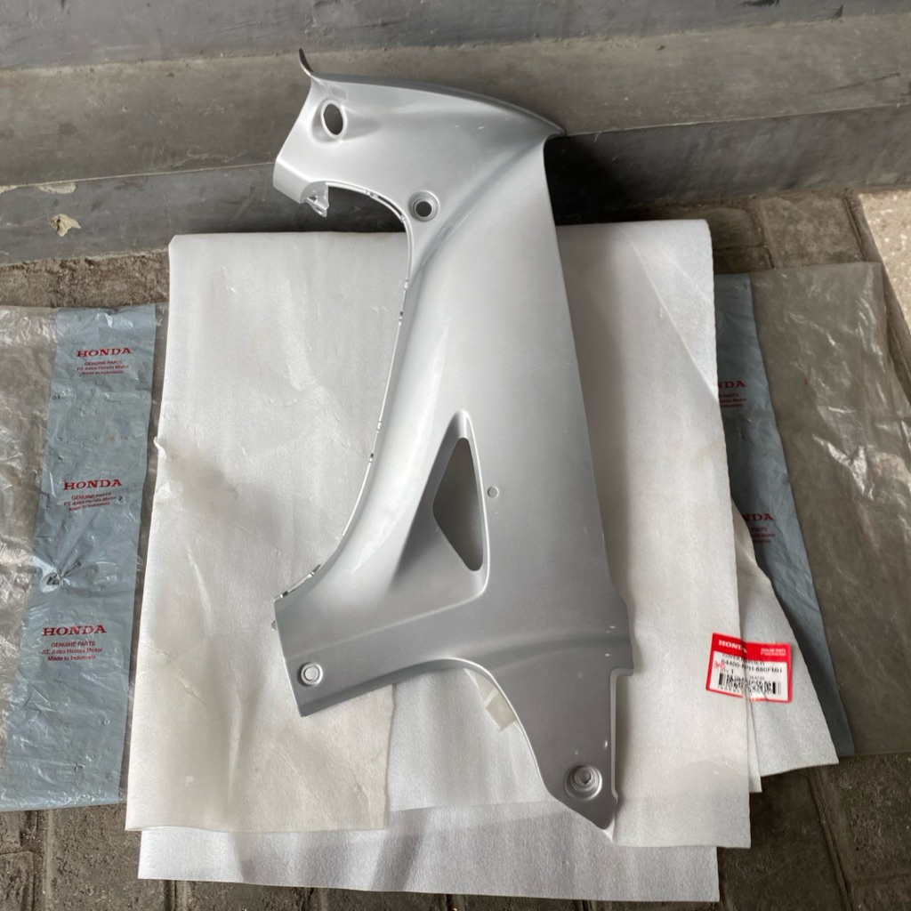 64400 KPH 880FMH COVER SAYAP DALAM KANAN HONDA KARISMA D SILVER ORIGINAL AHM NEW OLD STOCK