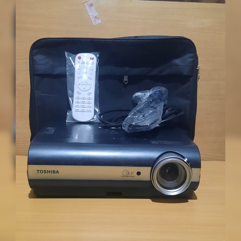 PROYEKTOR TOSHIBA TDP-T45 XGA 2500 LUMEN PLUS KABEL"