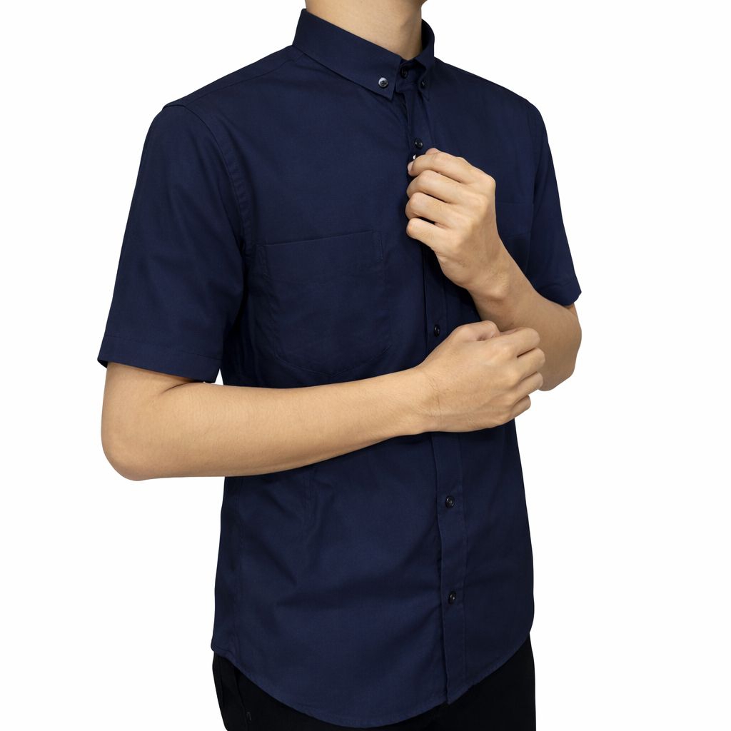kemeja pria warna biru tua lengan pendek. hem pria warna navy