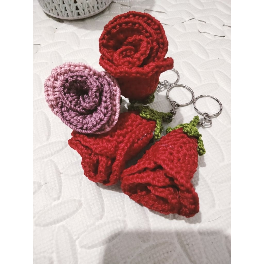 GANTUNGAN  TAS BUNGA/GANTUNGAN KUNCi MAWAR RAJUT/ACCESORIS BUNGA MAWAR