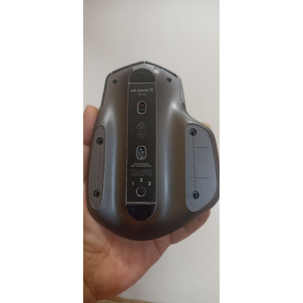 mouse nirkabel Logitech MX Master 2S.