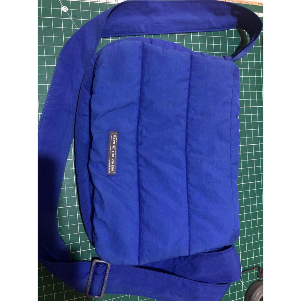 preloved ori BTV poofy bag cobalt