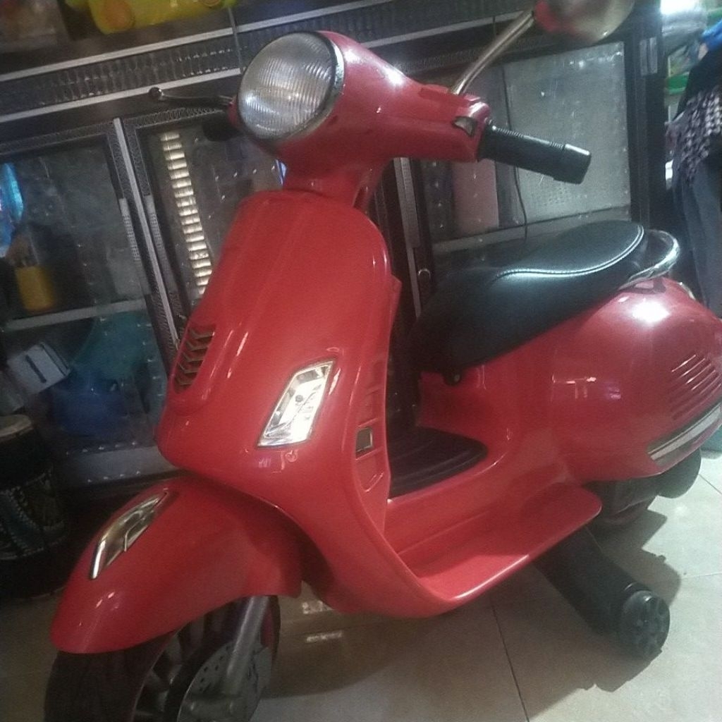 Motor Vespa aki mainan anak