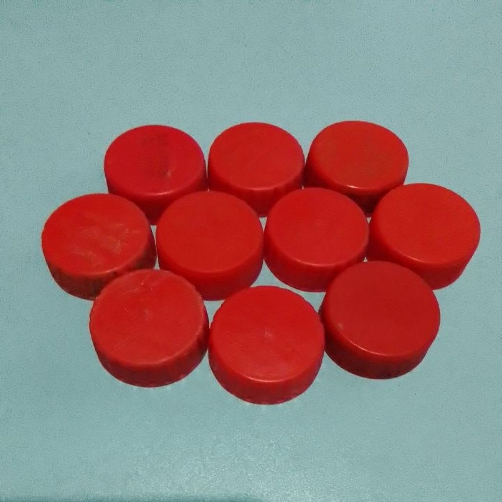 Tutup Botol Plastik Merah Bekas Bersih