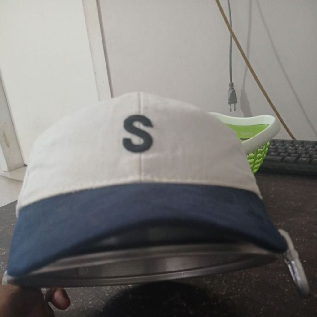 Topi katun warna putih logo S bordir non brand allsize stelan besi no minus