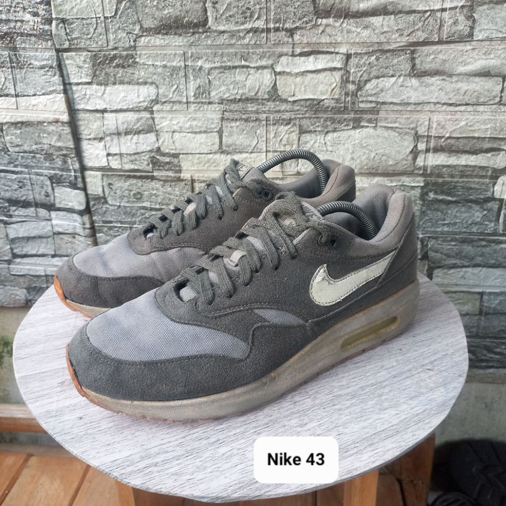 Sepatu second pria merk Nike Air Max size43 insol28,5cm
