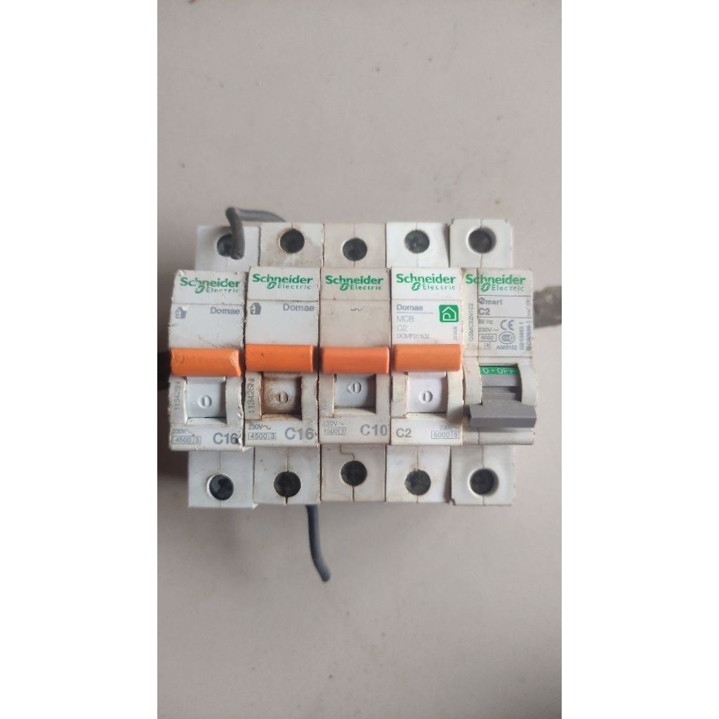 MCB SCHNEIDER 1/2 PHASE 10/16 AMPER BEKAS SEKEN COPOTAN