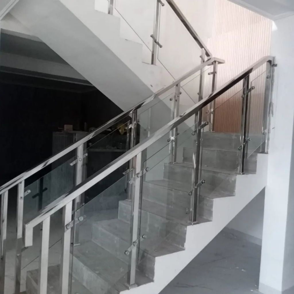 Railing tangga stenlis steel pegangan stenlis kaca polos permeter terpasang