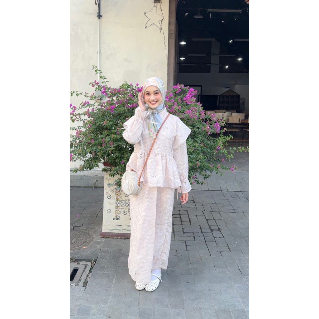 One set Yumna blouse by riolive