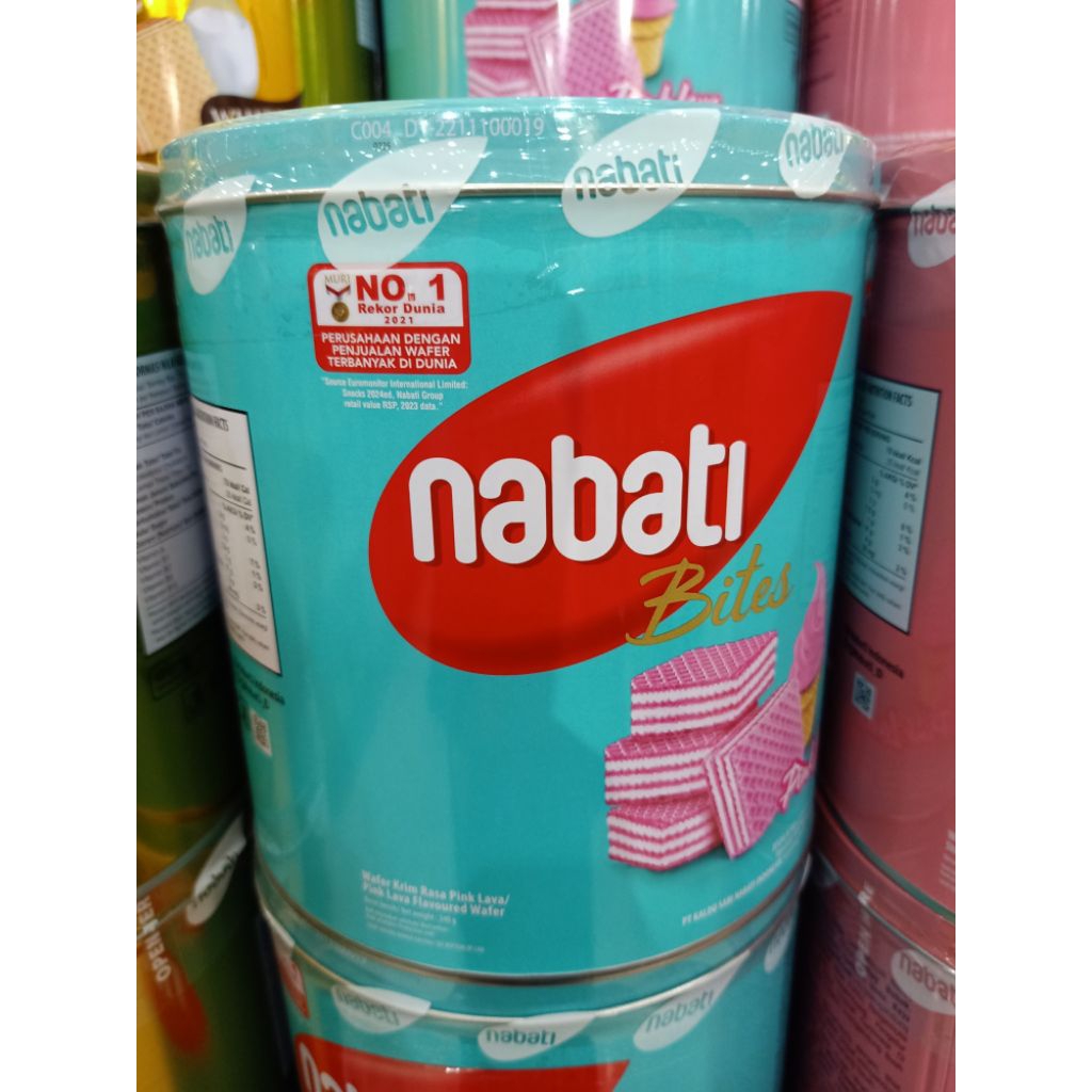 Nabati wafer pink lava kaleng biru 240g