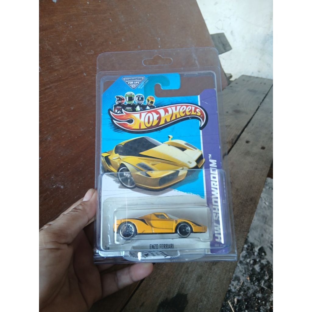 Hot wheels enzo ferrari kuning free protektor dan silica