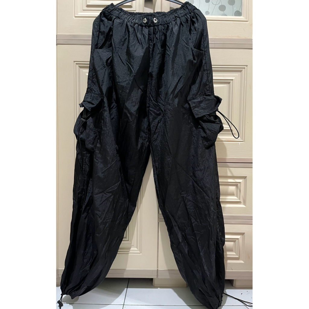 Preloved Celana Cargo Parasut Hitam Unisex 08