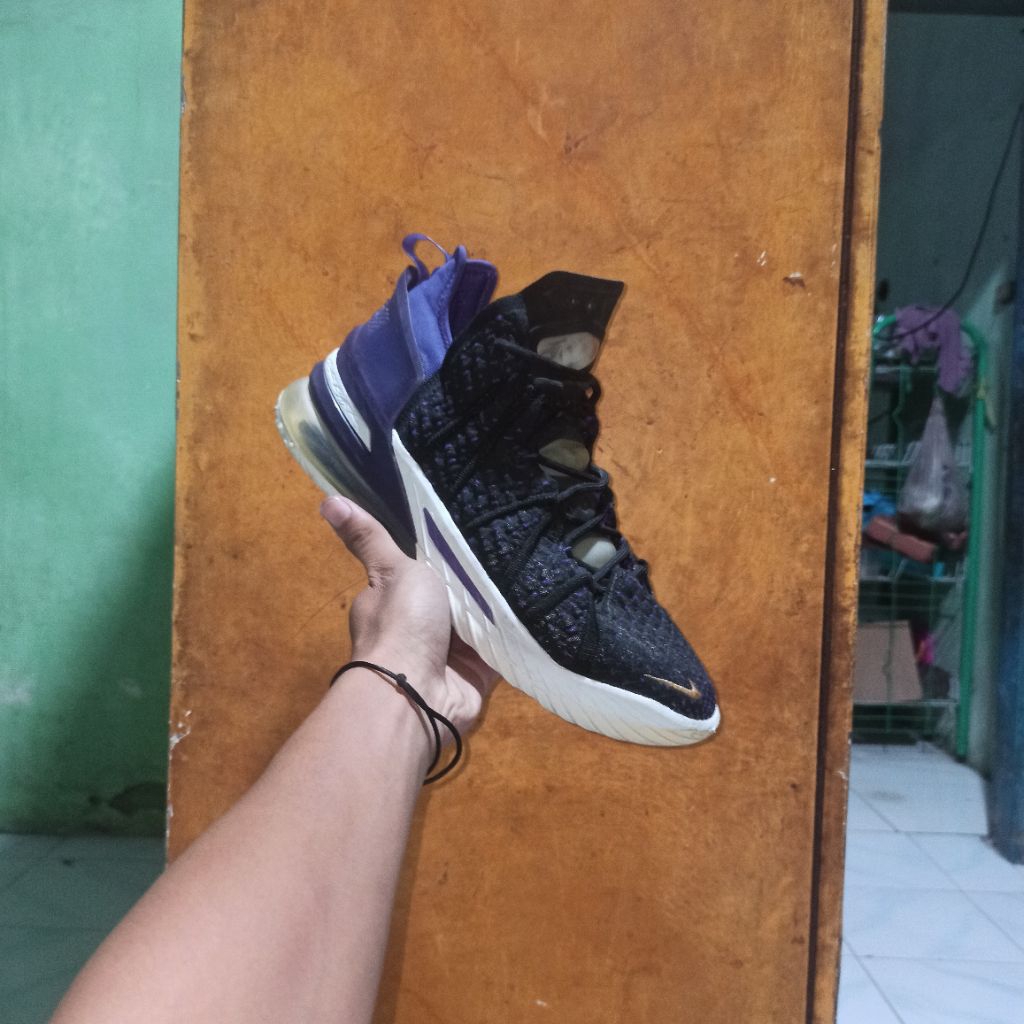 sepatu basket second nike lebron 18 size 43