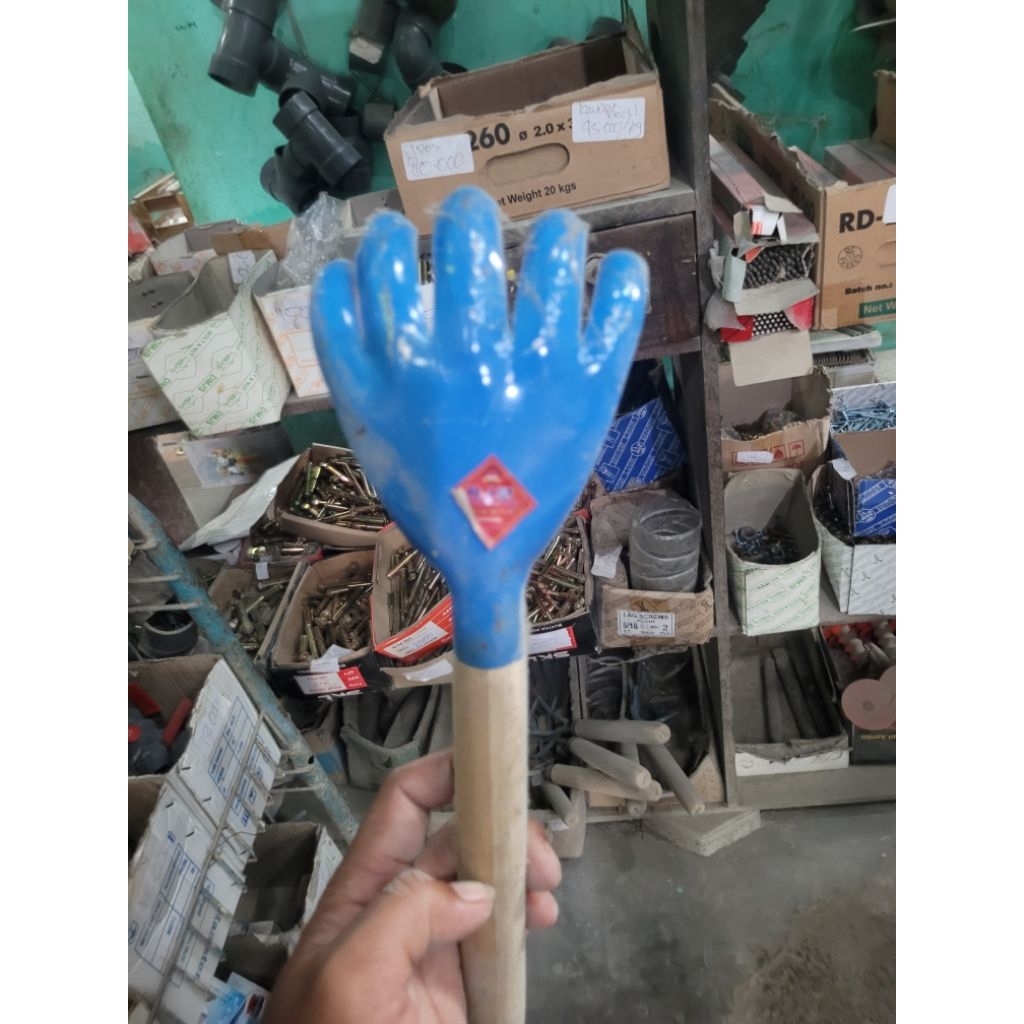 penggaruk kotoran ayam