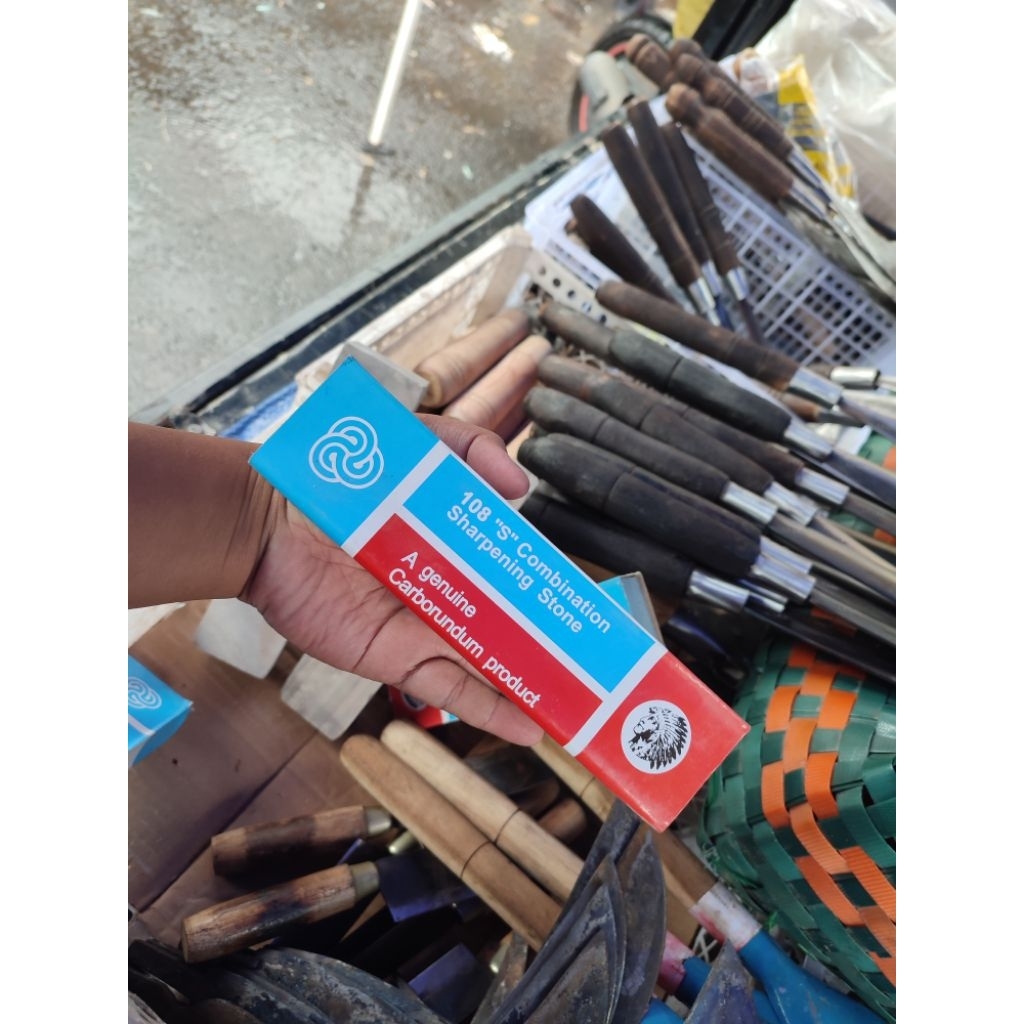 Batu asah cap Dayak / CARBORUNDOM
