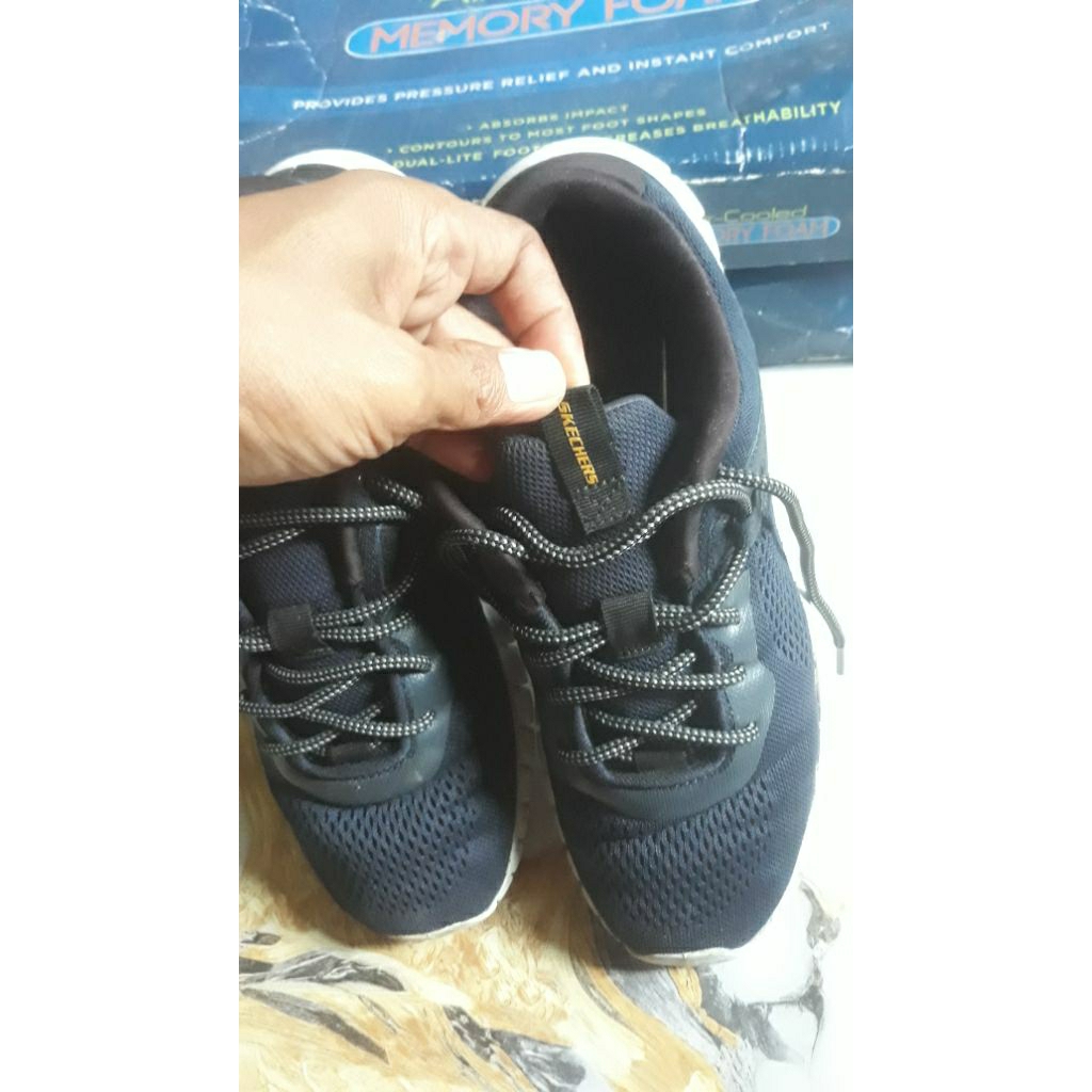 sepatu skechers original.pria size 41.warna biru navy.( biru doker) sol putih.