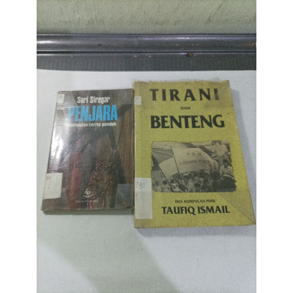 buku penjara (kumpulan cerita pendek)/sori Siregar  Tirani dan benteng (Taufik ismail)/per buku