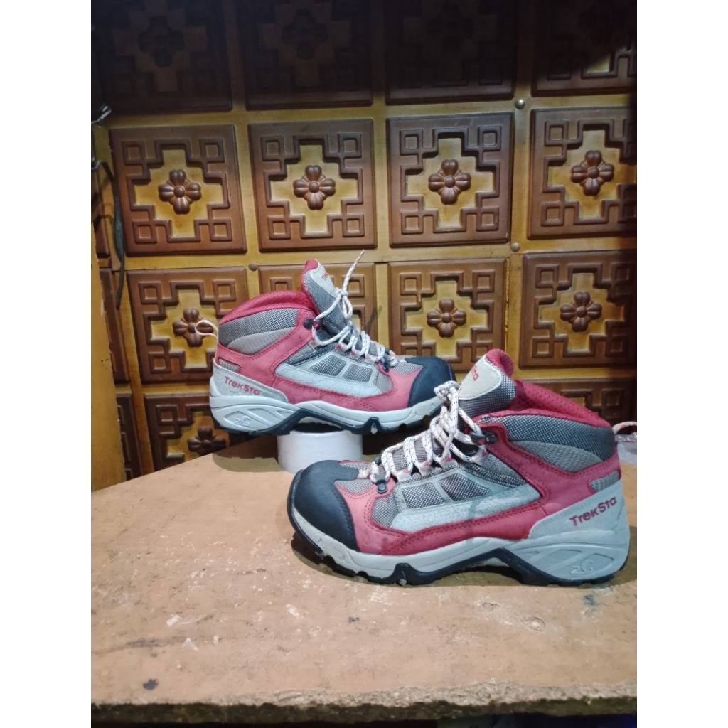 sepatu second outdoor trekta size 37,5 up size 39 bisa pakai