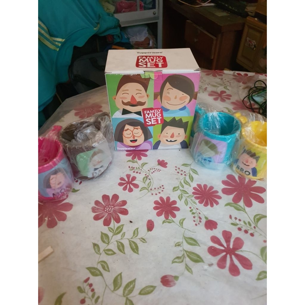 Tupperware family mug set