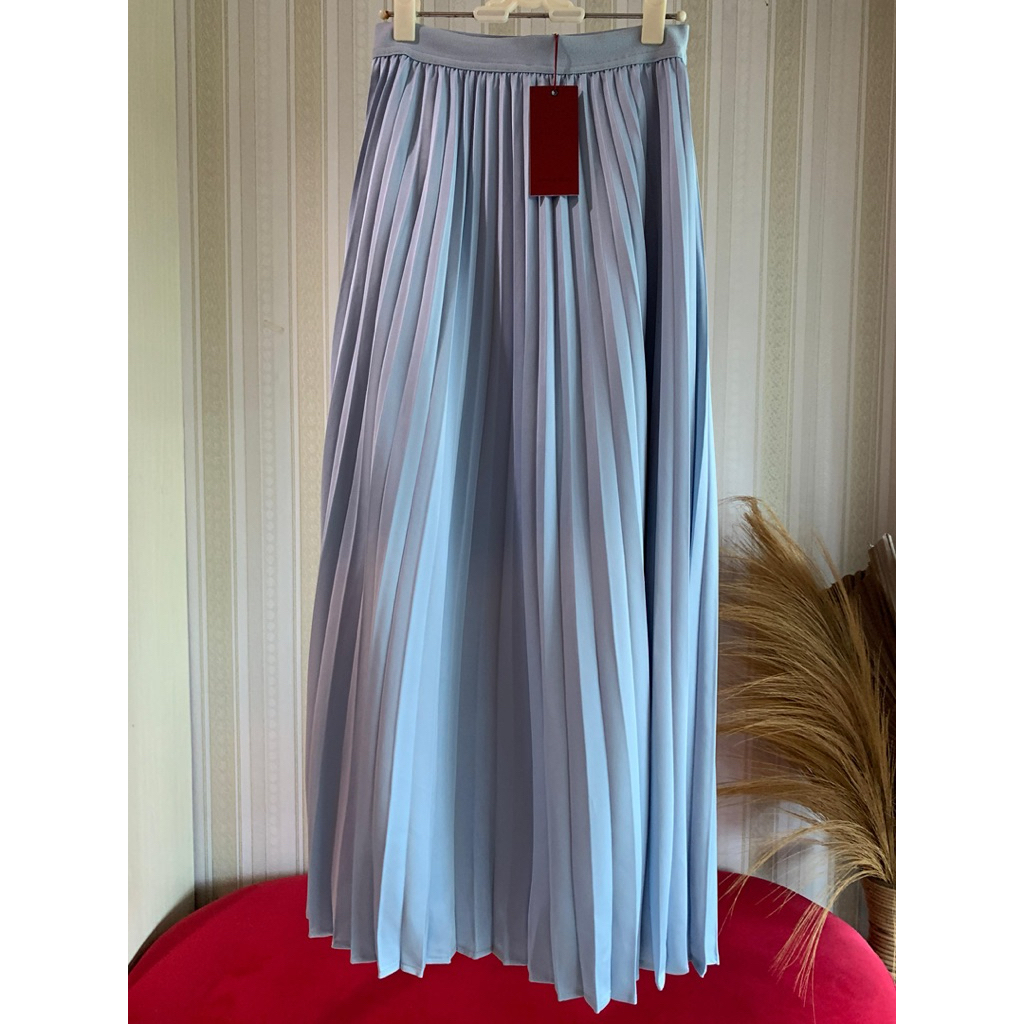 Preloved good condition Benang jarum BJ pleated satin skirt pleats skirt size M