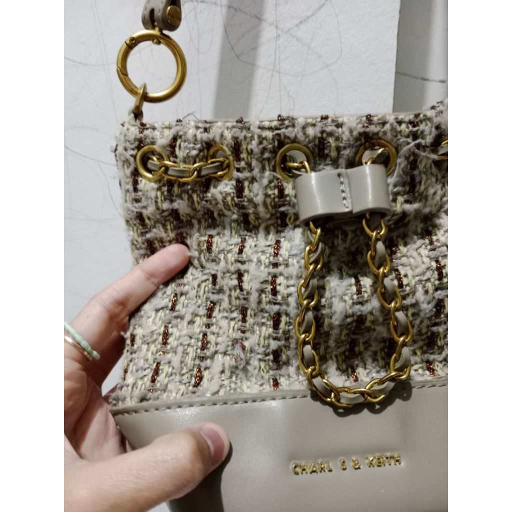 tas charles and keith bucket bag