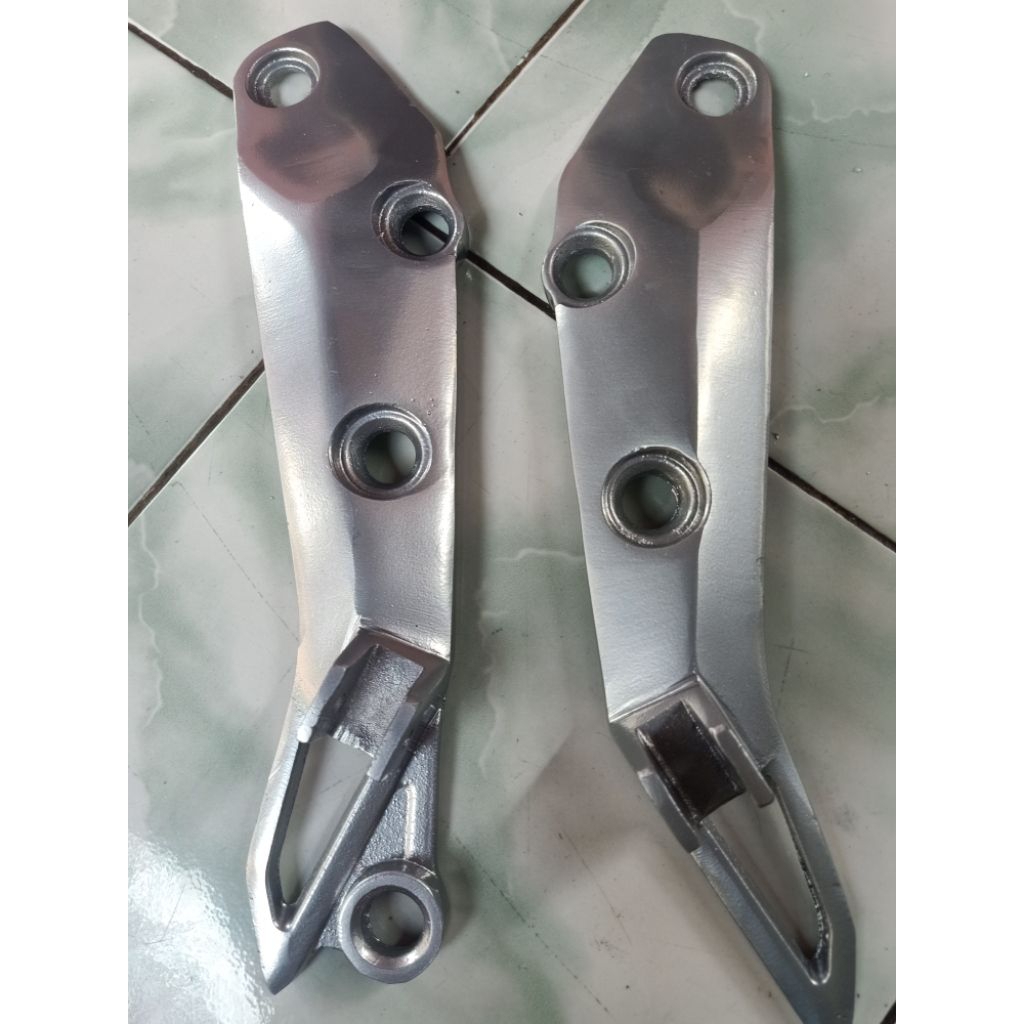 pijakan kaki belakang motor Suzuki sogun 110