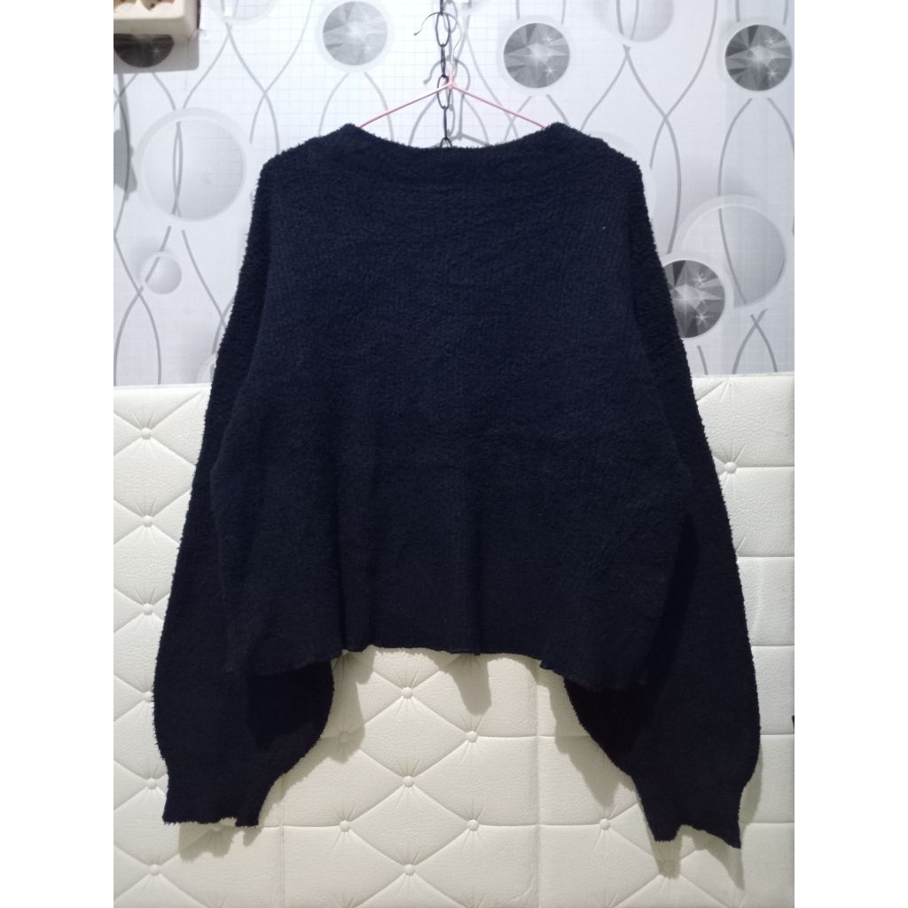 Sweater rajut oversize bulu fuzzy lengan balon by SEASON REASON