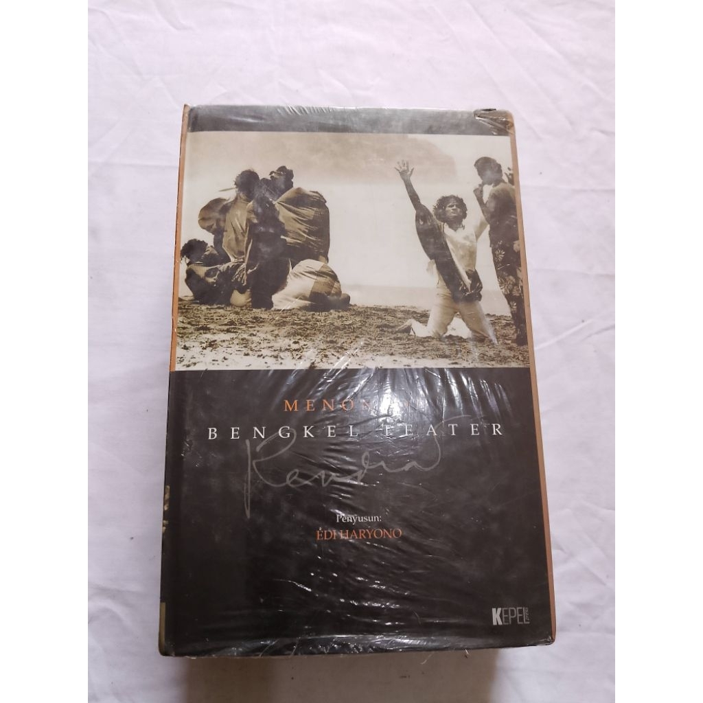 BUKU MENONTON BENGKEL TEATER RENDRA