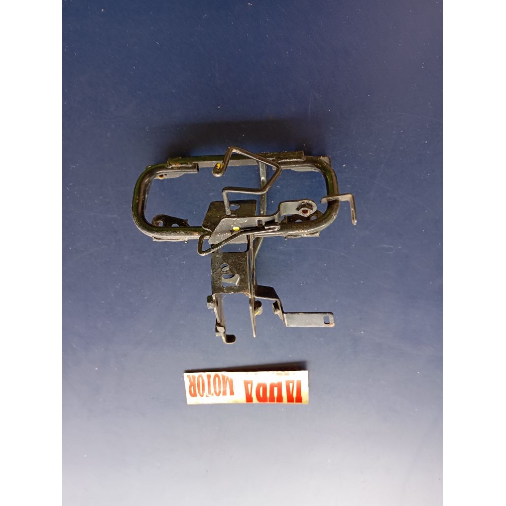 STAY  BRACKET DUDUKAN TAMENG DEPAN YAMAHA FREEGO ORI SECOND