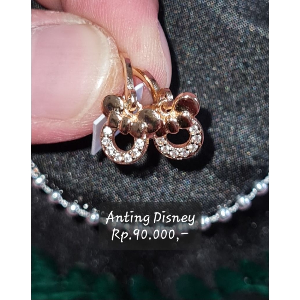 Anting Disney berbahan titanium, stainless steel, perak