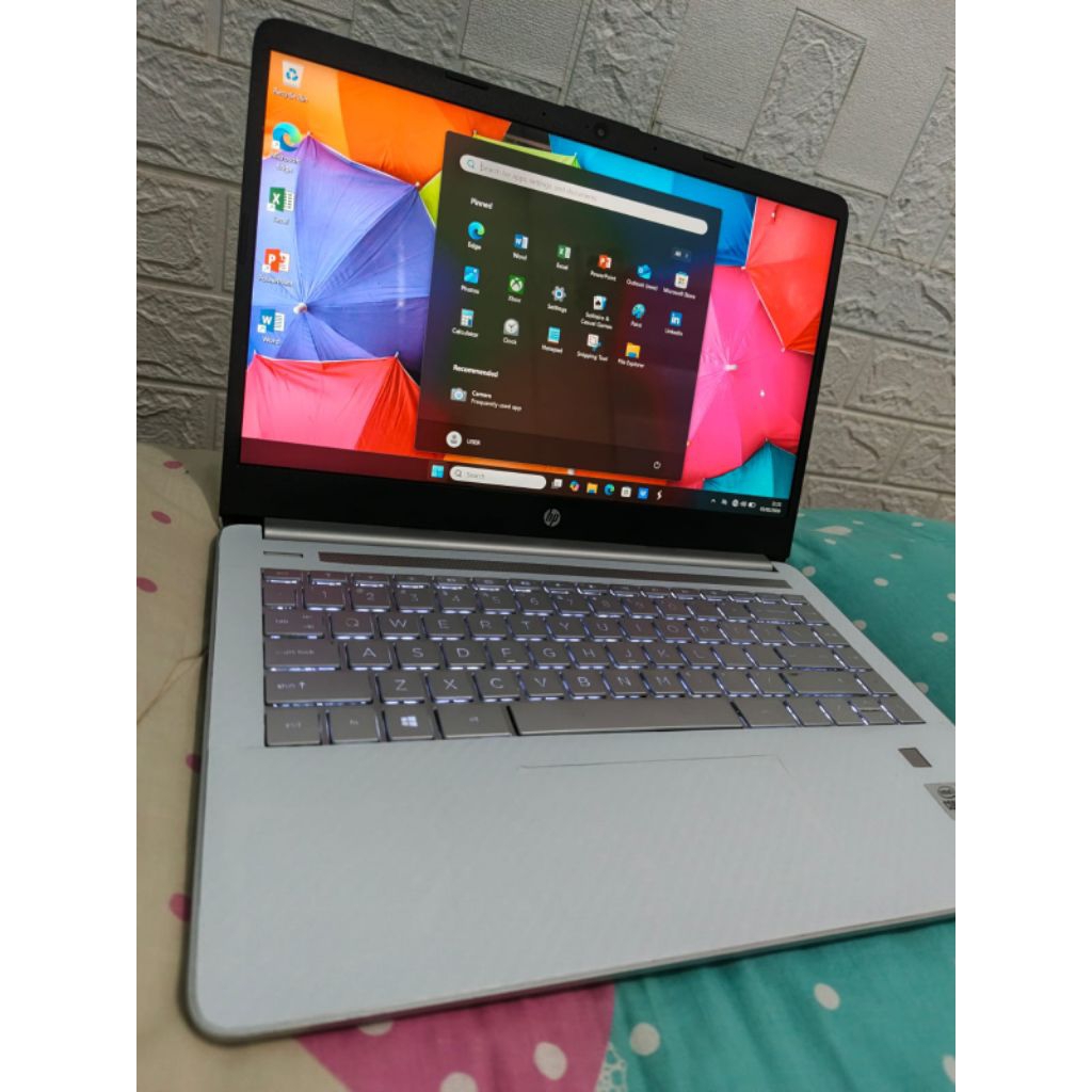 laptop HP 14s Core i3 gen 10.Ram 12gb/SSD256 . Keyboard nyala.