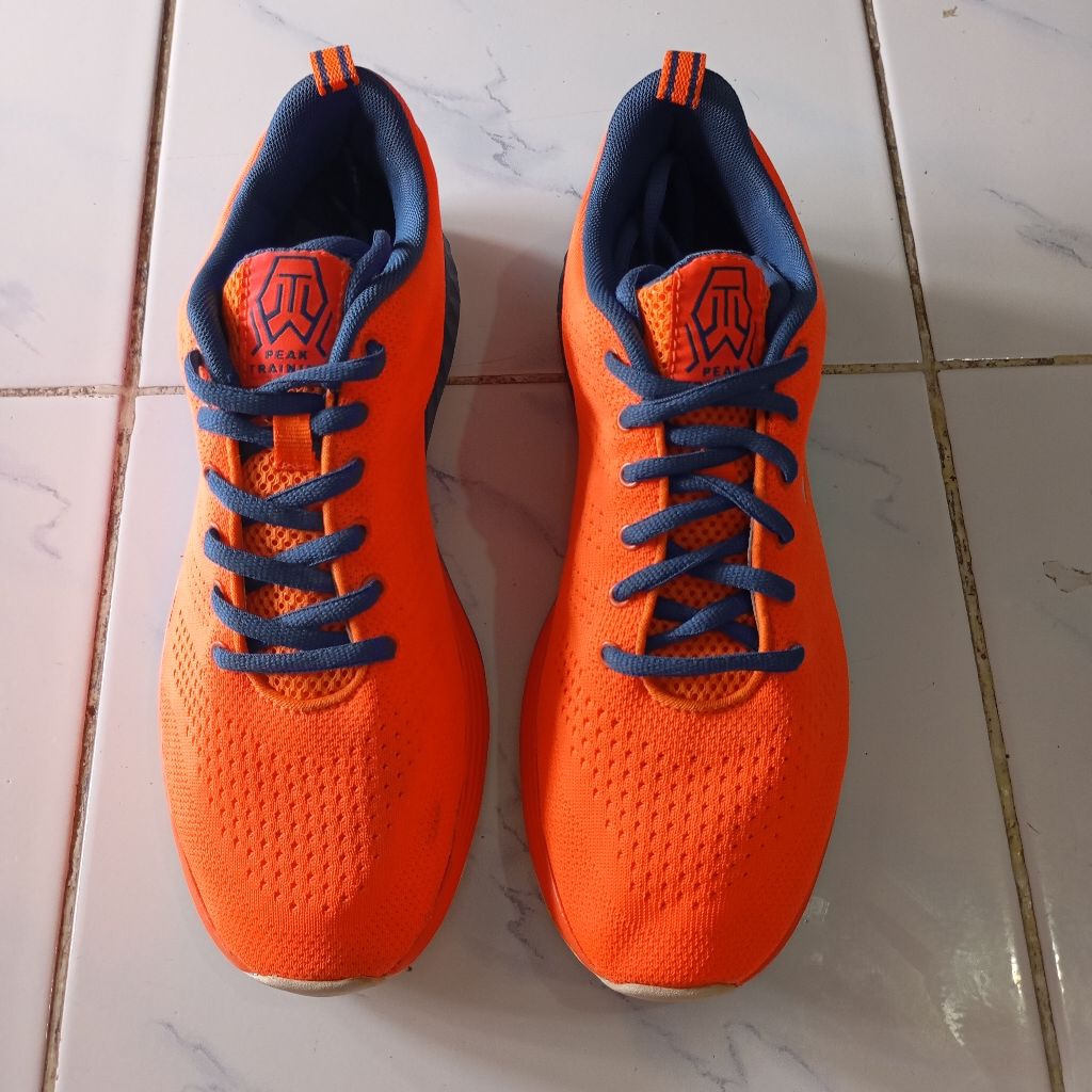Sepatu Running Peak size 42