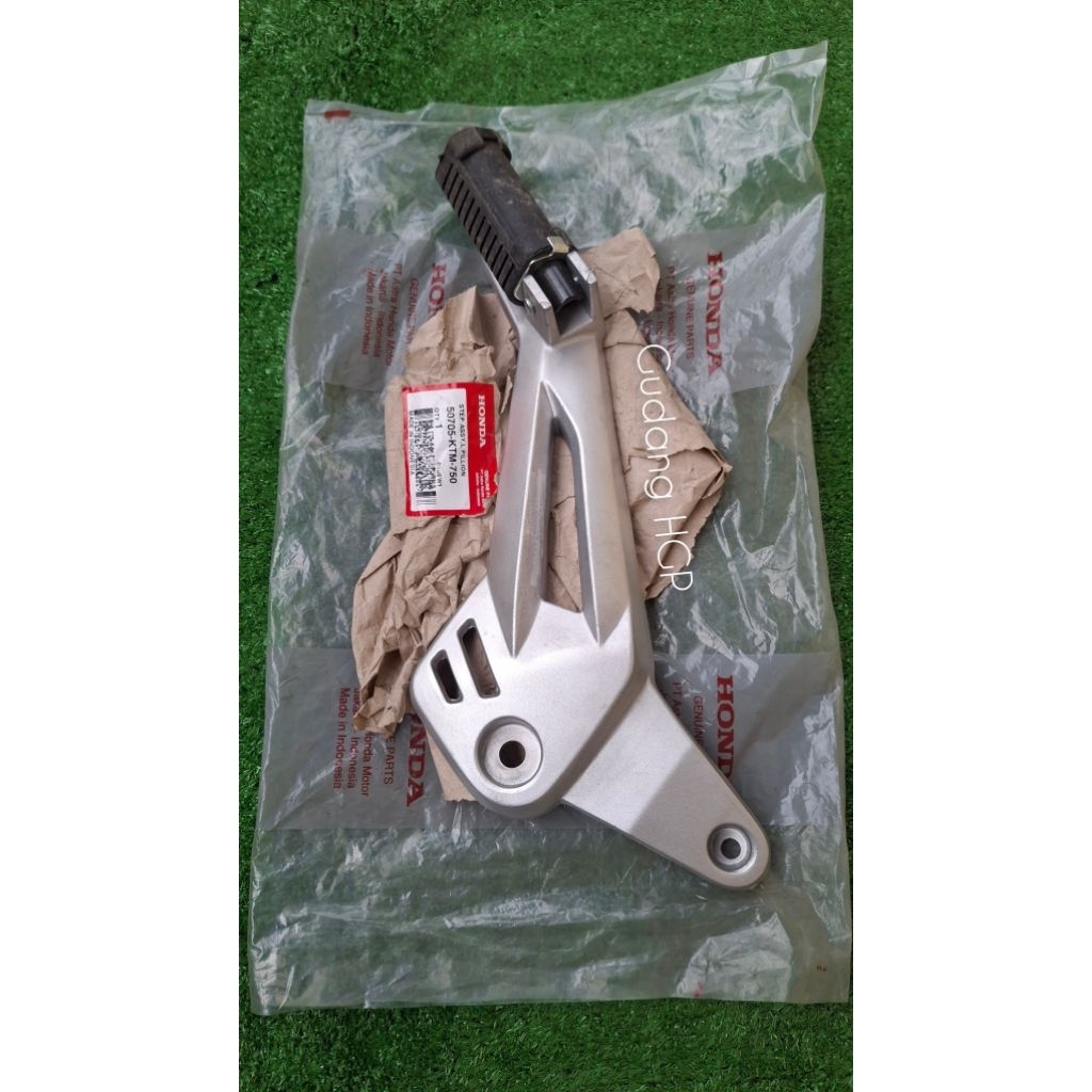Step Assy L Pillion Besi Footstep Belakang Kiri Honda Supra X 125 DD 50705-KTM-750 Ori Honda Genuine
