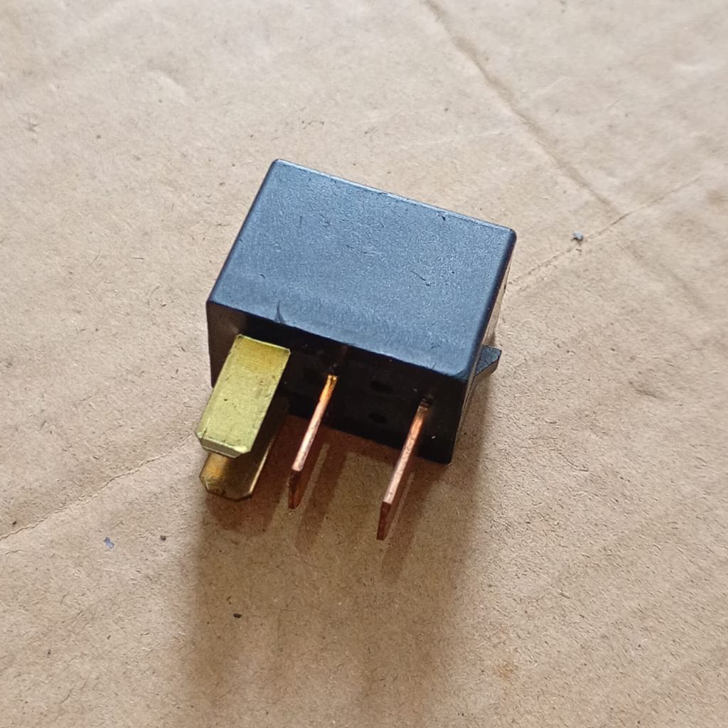 Relay OMRON 12V Kaki 4 Original Warna Hitam