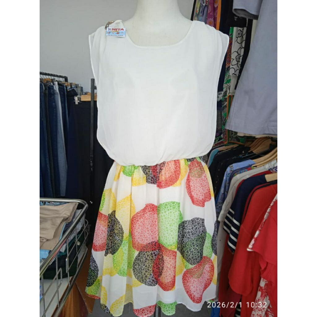dres tanpa lengan atasan putih dengan rok motif buah -buahan(Dress Motif Buah)