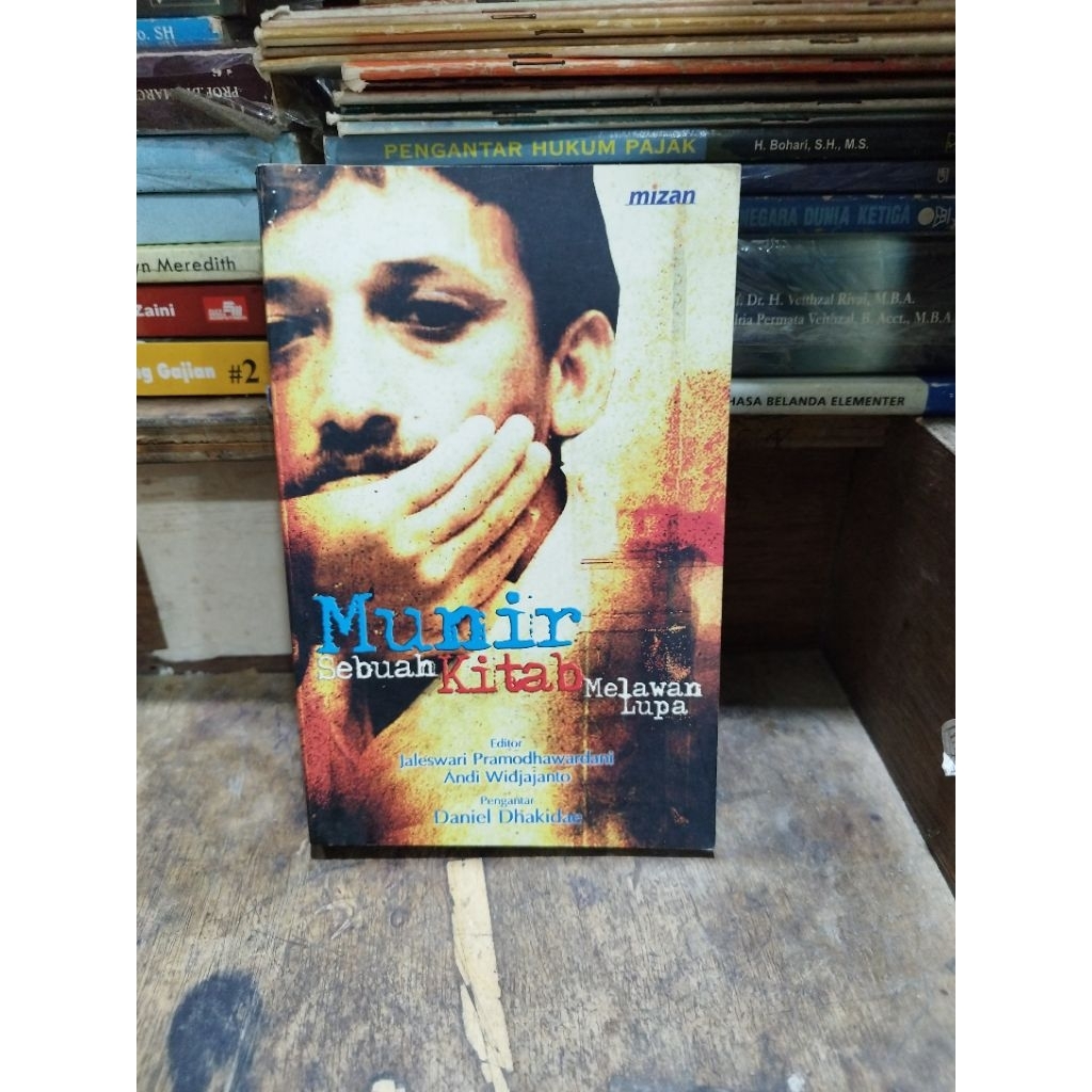 Munir Sebuah Kitab Melawan Lupa - Jaleswari Pramodhawardhani & Andi Widjajanto