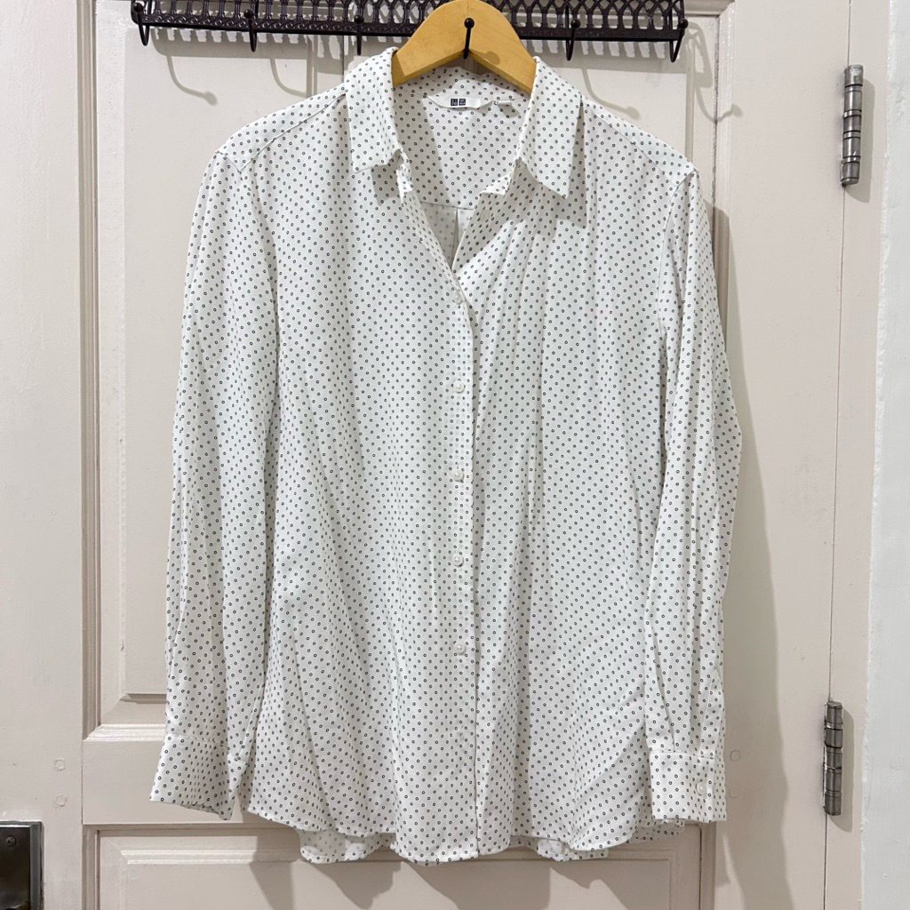 Uniqlo Kemeja Putih Lengan Panjang Rayon Motif Polkadot Atasan Kemeja Wanita Uniqlo Hijab Friendly C