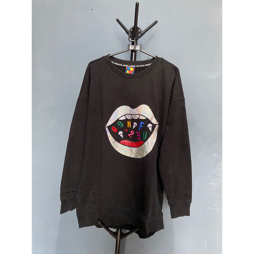 [Preloved] Crewneck Hitam