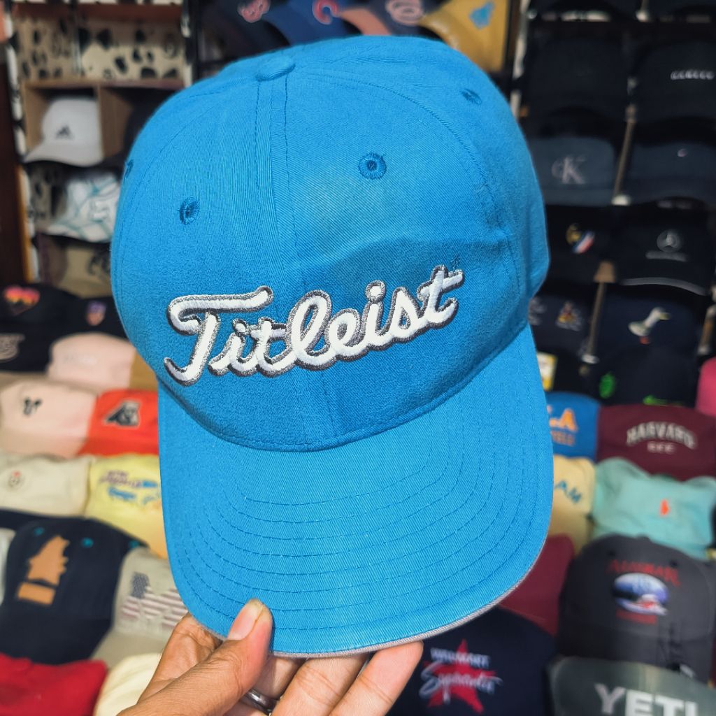 Topi golf Titleist biru