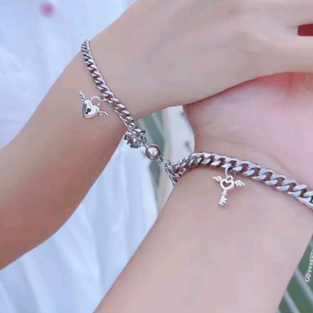 Gelang Couple/Gelang Liontin Gembok Hati Kunci Titanium Pria Dan Wanita Anti Karat Anti Luntur Selam